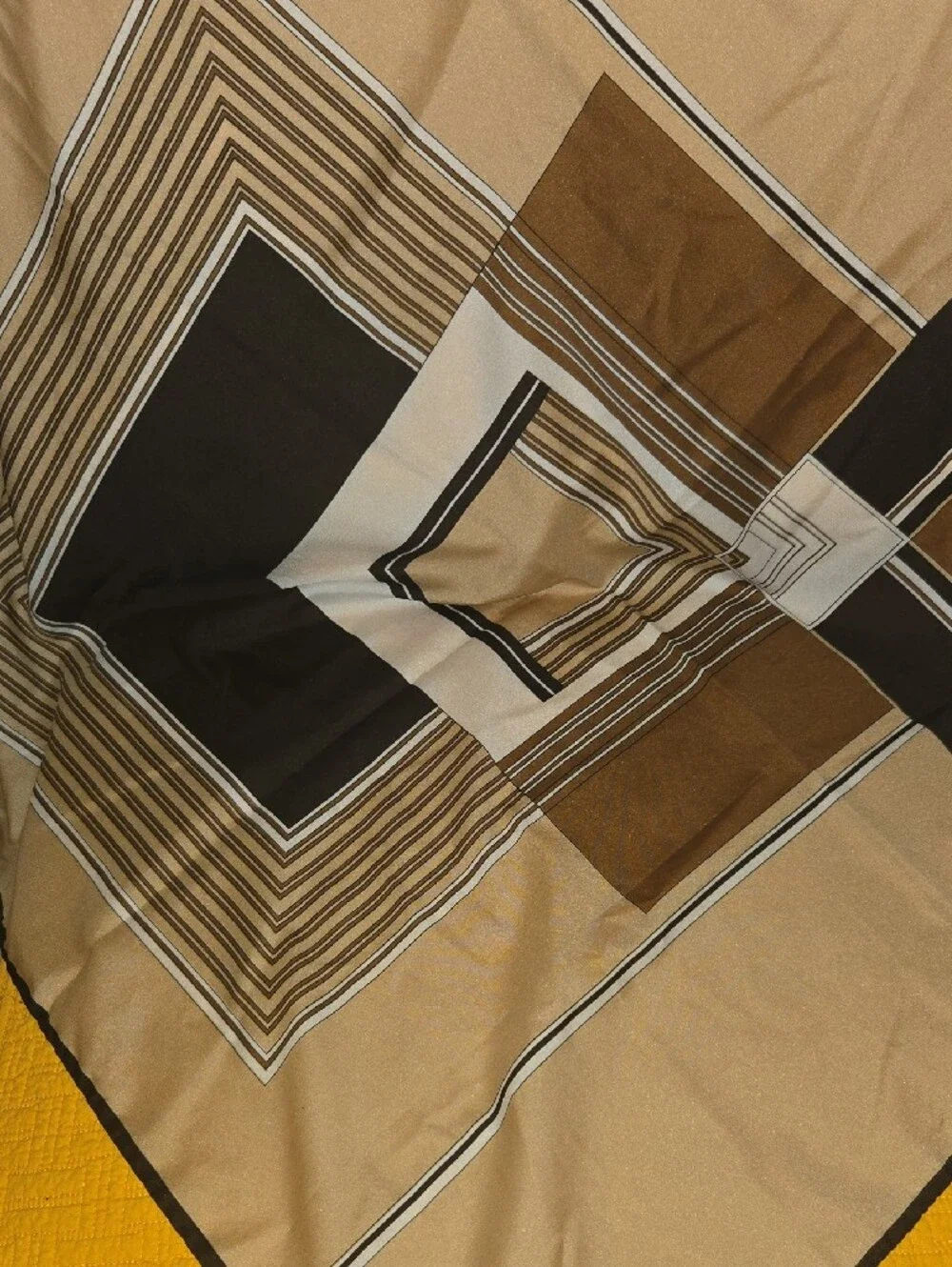 Leonardi elegant scarf